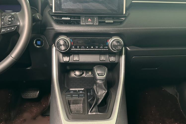 Used Toyota RAV4 2022 2.0L CVT Two-Wheel Drive Fashion Plus Edition Interior 1