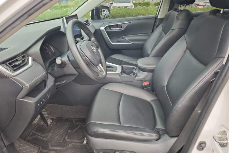 Used Toyota RAV4 2022 2.0L CVT Two-Wheel Drive Fashion Edition Interior 2
