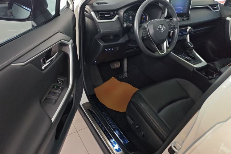 Used Toyota RAV4 2022 Dual-Engine 2.5L E-CVT Four-Wheel Drive Elite Plus Edition Interior 3