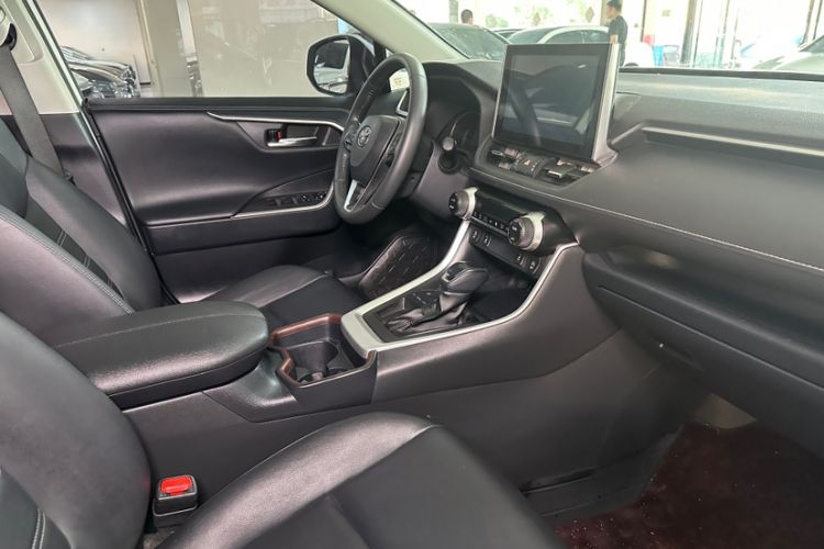Used Toyota RAV4 2022 2.0L CVT Two-Wheel Drive Fashion Plus Edition Interior 3