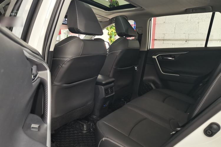 Used Toyota RAV4 2022 2.0L CVT Two-Wheel Drive Fashion Edition Interior 3
