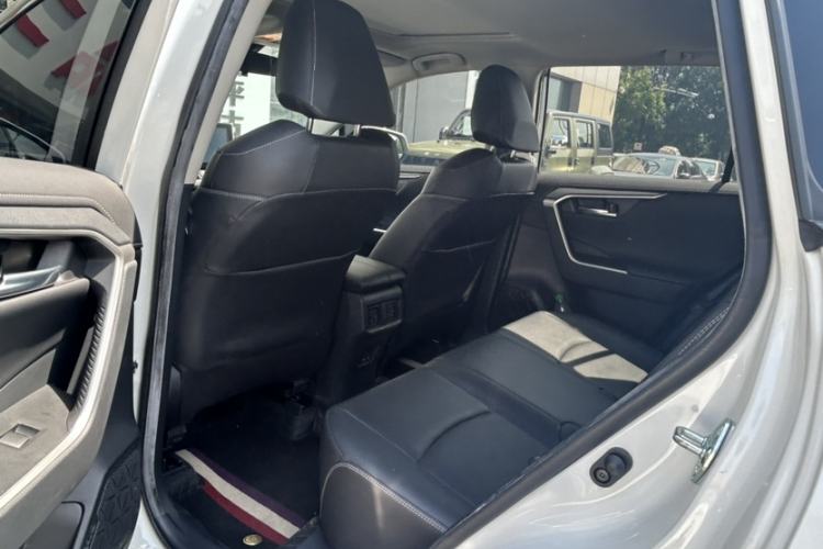 Used Toyota RAV4 2022 2.0L CVT Two-Wheel Drive Fashion Plus Edition Interior 3