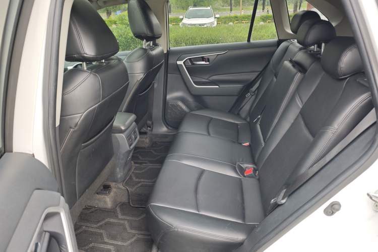 Used Toyota RAV4 2022 2.0L CVT Two-Wheel Drive Fashion Edition Interior 3