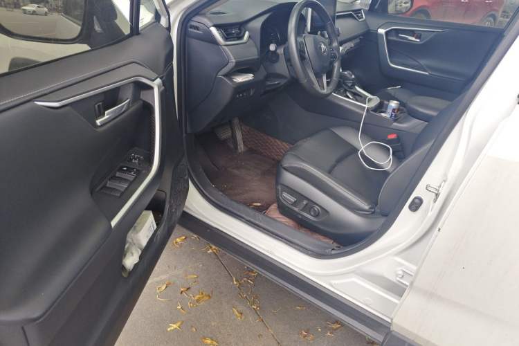 Used Toyota RAV4 2022 2.0L CVT Two-Wheel Drive Fashion Plus Edition Interior 3
