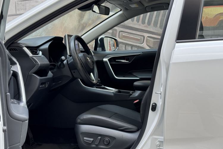 Used Toyota RAV4 2022 Dual-Engine 2.5L E-CVT Two-Wheel Drive Elite Edition Interior 3