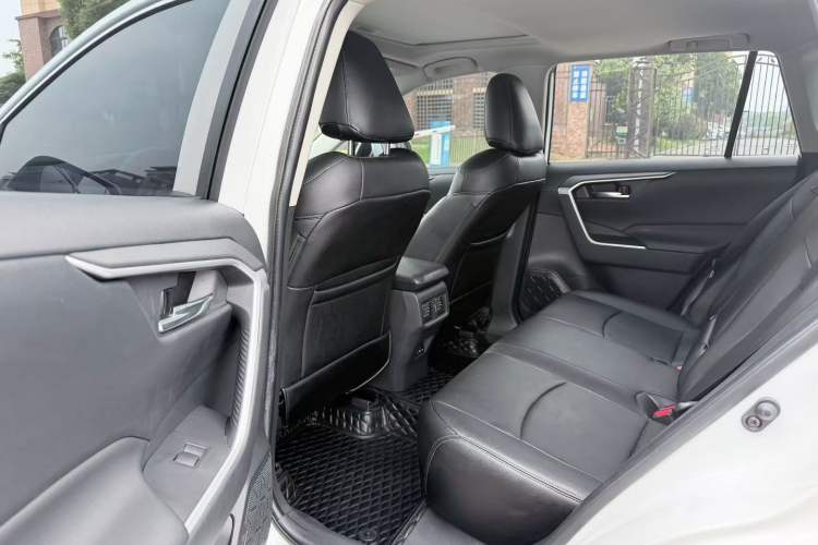 Used Toyota RAV4 2022 2.0L CVT Two-Wheel Drive Fashion Edition Interior 3