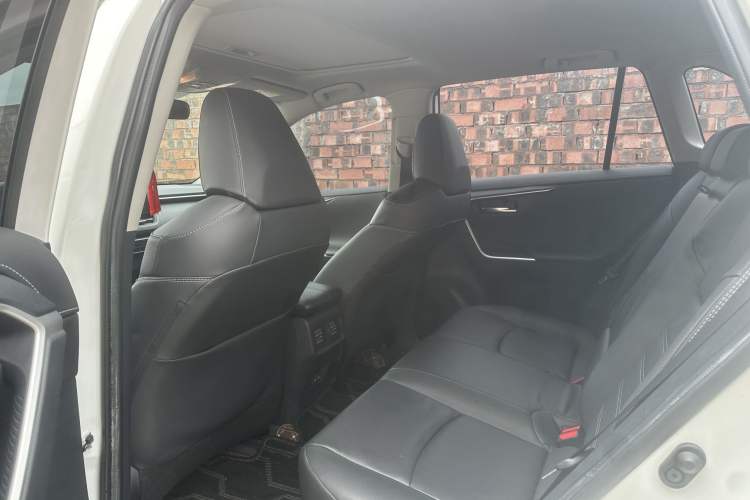 Used Toyota RAV4 2022 2.0L CVT Two-Wheel Drive Fashion Plus Edition Interior 4