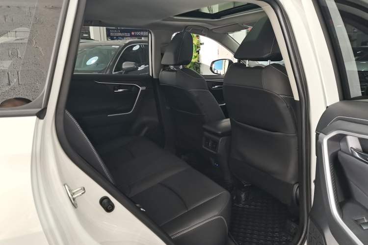 Used Toyota RAV4 2022 2.0L CVT Two-Wheel Drive Fashion Edition Interior 4