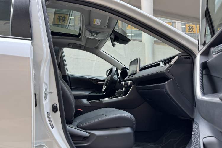 Used Toyota RAV4 2022 Dual-Engine 2.5L E-CVT Two-Wheel Drive Elite Edition Interior 4