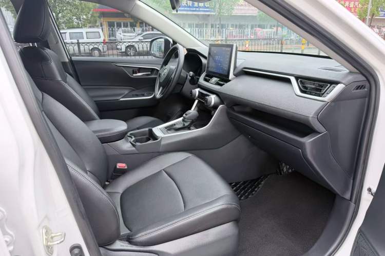 Used Toyota RAV4 2022 2.0L CVT Two-Wheel Drive Fashion Edition Interior 4
