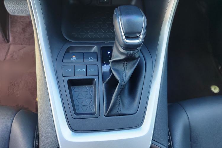 Used Toyota RAV4 2022 2.0L CVT Two-Wheel Drive Fashion Plus Edition Interior 4