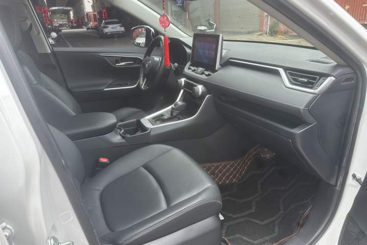 Used Toyota RAV4 2022 2.0L CVT Two-Wheel Drive Fashion Plus Edition Interior 5