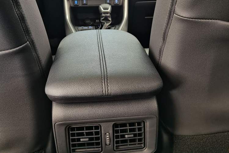 Used Toyota RAV4 2022 2.0L CVT Two-Wheel Drive Fashion Edition Interior 5