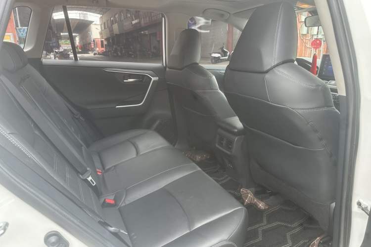 Used Toyota RAV4 2022 2.0L CVT Two-Wheel Drive Fashion Plus Edition Interior 6