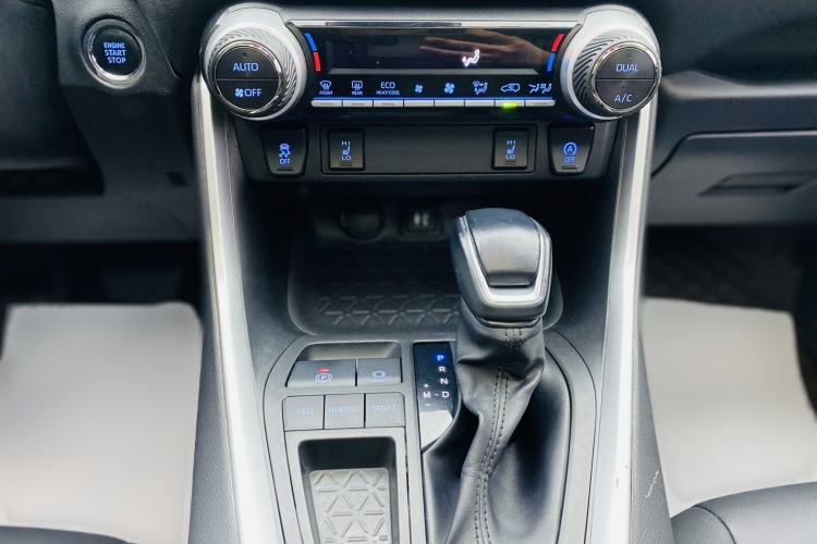 Used Toyota RAV4 2022 2.0L CVT Two-Wheel Drive Fashion Plus Edition Interior 6