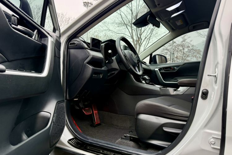 Used Toyota RAV4 2022 2.0L CVT Two-Wheel Drive Urban Edition Interior 6
