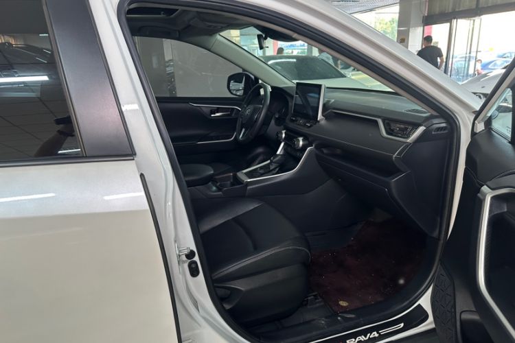 Used Toyota RAV4 2022 2.0L CVT Two-Wheel Drive Fashion Plus Edition Interior 9