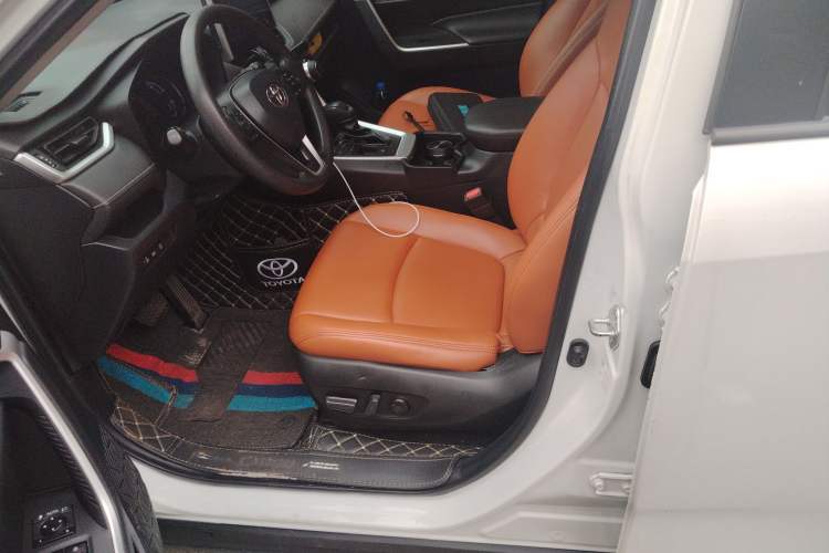 Used Toyota RAV4 2022 Dual-Engine 2.5L E-CVT Two-Wheel Drive Elite Edition Left Front Seat
