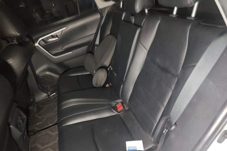 Used Toyota RAV4 2022 Dual-Engine 2.5L E-CVT Two-Wheel Drive Elite Edition Left Rear Seat