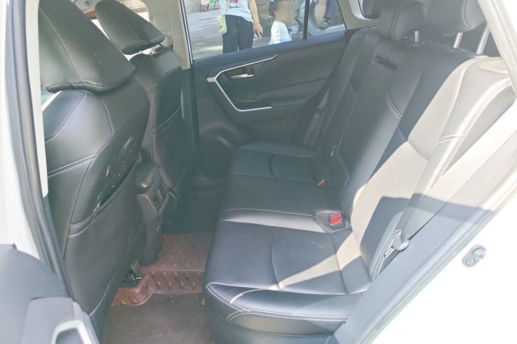Used Toyota RAV4 2022 Dual-Engine 2.5L E-CVT Two-Wheel Drive Elite Edition Left Rear Seat