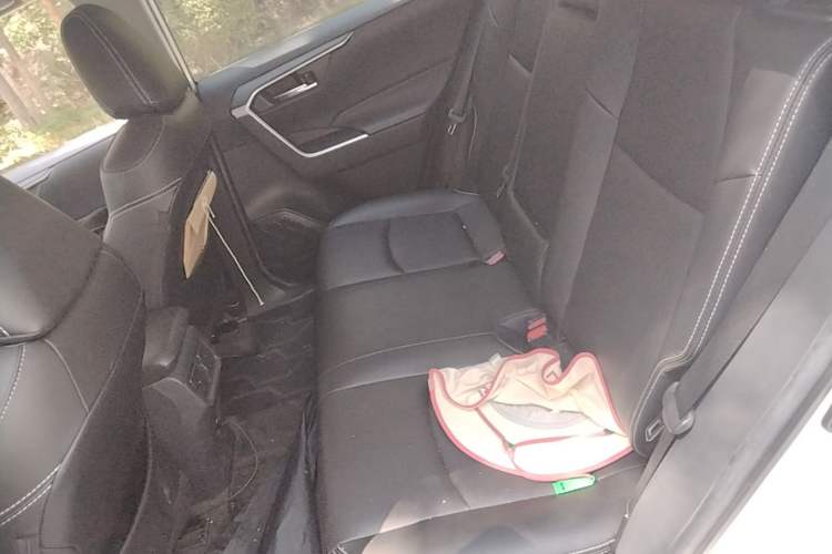 Used Toyota RAV4 2022 2.0L CVT Two-Wheel Drive Fashion Edition Left Rear Seat