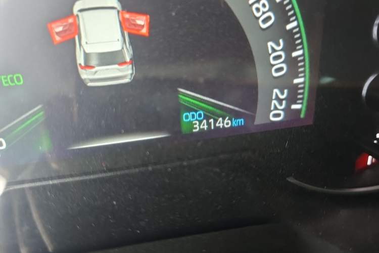 Used Toyota RAV4 2022 2.0L CVT Two-Wheel Drive Fashion Edition Odometer Close Up