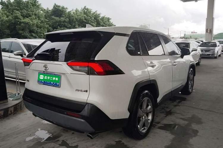 Used Toyota RAV4 2022 2.0L CVT Two-Wheel Drive Fashion Edition Rear Right 45 Deg