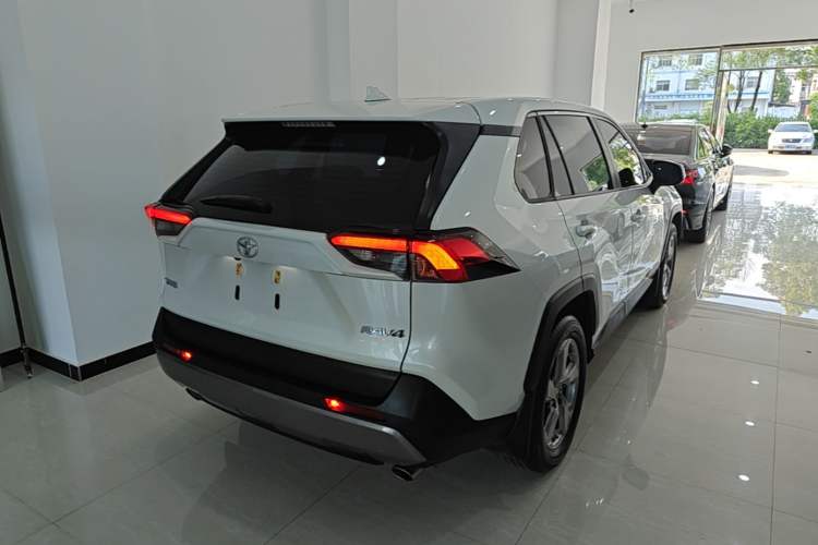Used Toyota RAV4 2022 2.0L CVT Two-Wheel Drive Fashion Edition Rear Right 45 Deg