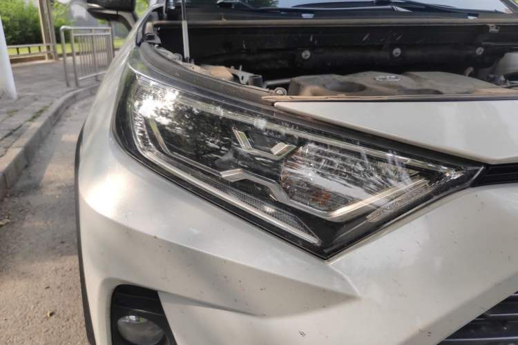 Used Toyota RAV4 2022 2.0L CVT Four-Wheel Drive Premium Edition Right Front Headlight