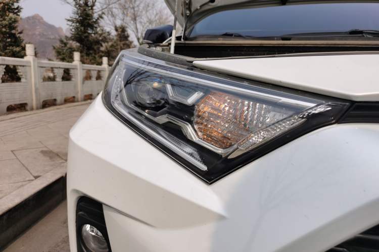 Used Toyota RAV4 2022 2.0L CVT Four-Wheel Drive Premium Edition Right Front Headlight