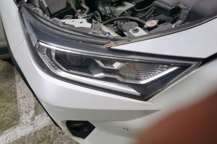 Used Toyota RAV4 2022 2.0L CVT Four-Wheel Drive Premium Edition Right Front Headlight