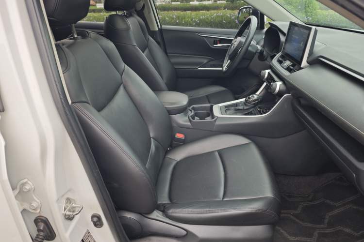 Used Toyota RAV4 2022 2.0L CVT Two-Wheel Drive Fashion Edition Right Front Seat
