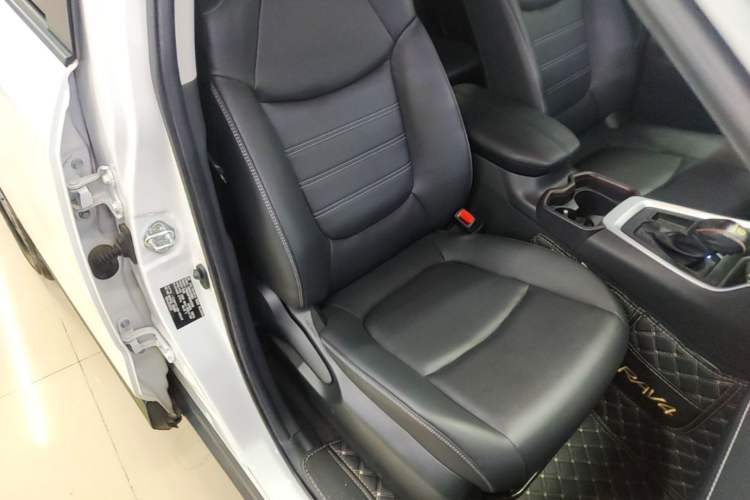 Used Toyota RAV4 2022 2.0L CVT Two-Wheel Drive Fashion Plus Edition Right Front Seat