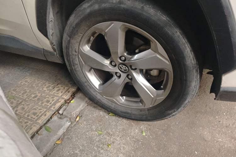Used Toyota RAV4 2022 Dual-Engine 2.5L E-CVT Two-Wheel Drive Elite Edition Right Front Wheel Hub
