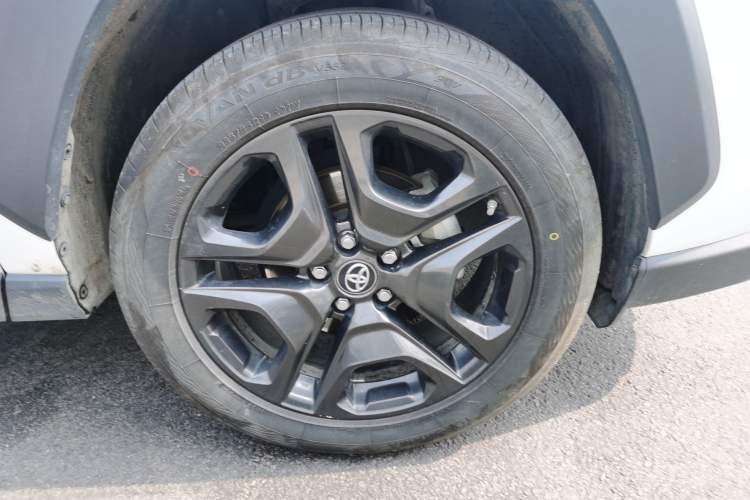 Used Toyota RAV4 2022 2.0L CVT Four-Wheel Drive Premium Edition Right Front Wheel Hub