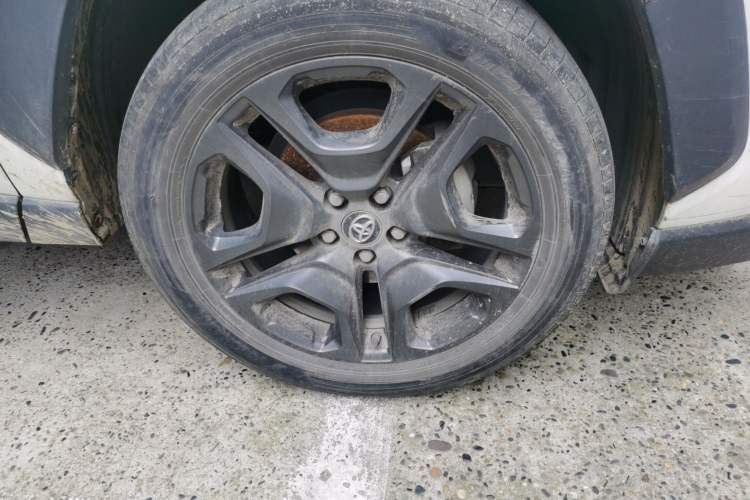 Used Toyota RAV4 2022 2.0L CVT Four-Wheel Drive Premium Edition Right Front Wheel Hub