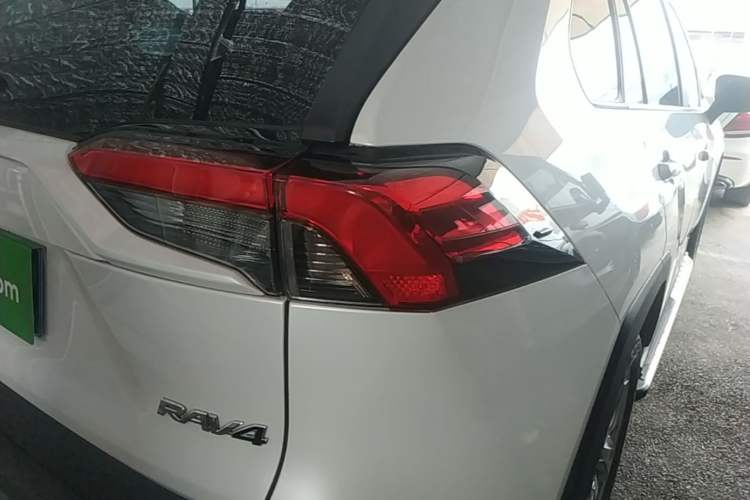 Used Toyota RAV4 2022 2.0L CVT Two-Wheel Drive Fashion Edition Right Rear Taillight