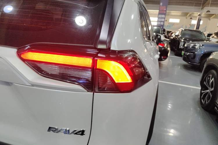 Used Toyota RAV4 2022 2.0L CVT Two-Wheel Drive Fashion Edition Right Rear Taillight