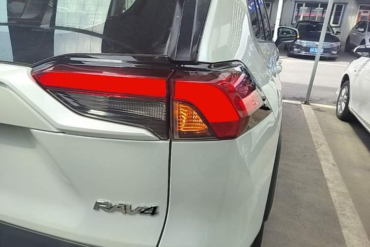 Used Toyota RAV4 2022 2.0L CVT Two-Wheel Drive Fashion Edition Right Rear Taillight