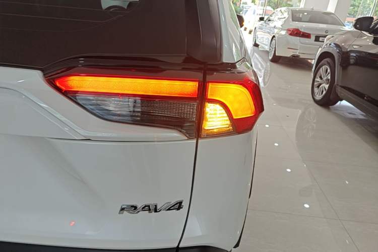 Used Toyota RAV4 2022 2.0L CVT Two-Wheel Drive Fashion Edition Right Rear Taillight