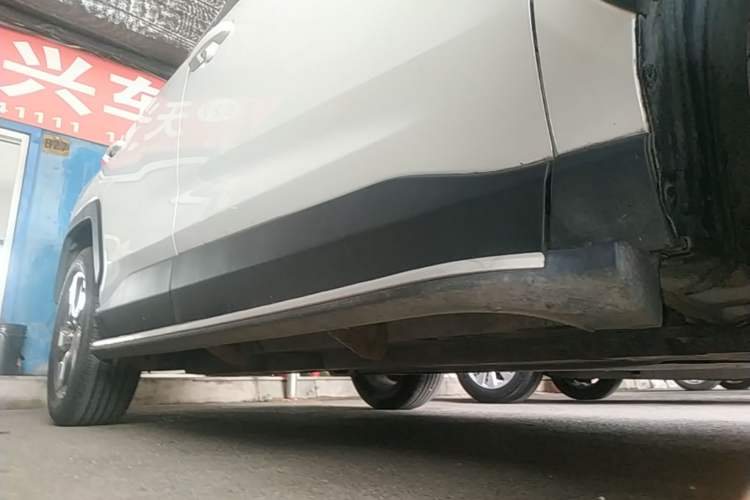 Used Toyota RAV4 2022 2.0L CVT Two-Wheel Drive Fashion Edition Right Side Sill