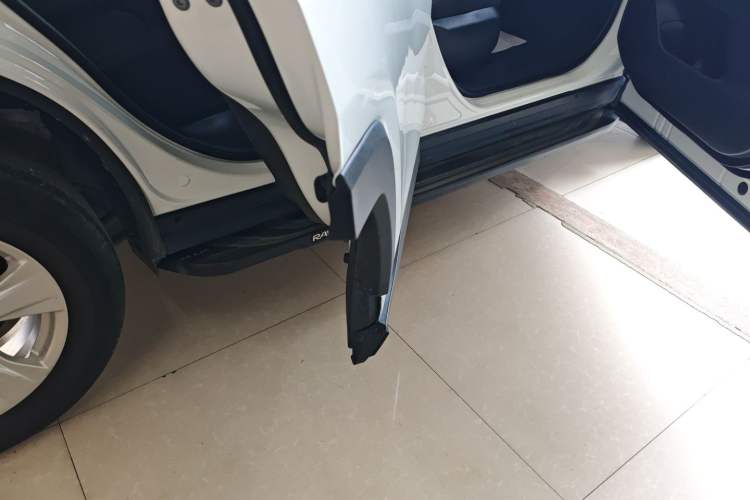 Used Toyota RAV4 2022 2.0L CVT Two-Wheel Drive Urban Edition Right Side Sill