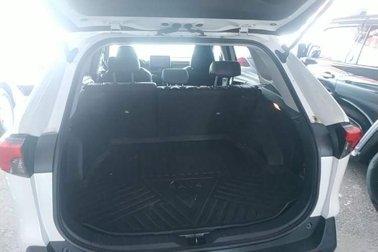 Used Toyota RAV4 2022 2.0L CVT Two-Wheel Drive Fashion Edition Trunk