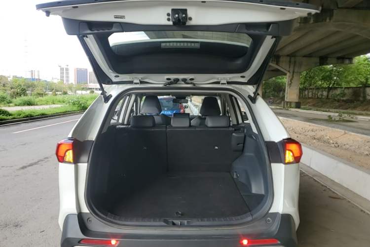 Used Toyota RAV4 2022 2.0L CVT Two-Wheel Drive Fashion Plus Edition Trunk