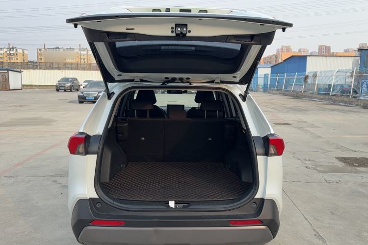 Used Toyota RAV4 2022 2.0L CVT Two-Wheel Drive Fashion Edition Trunk