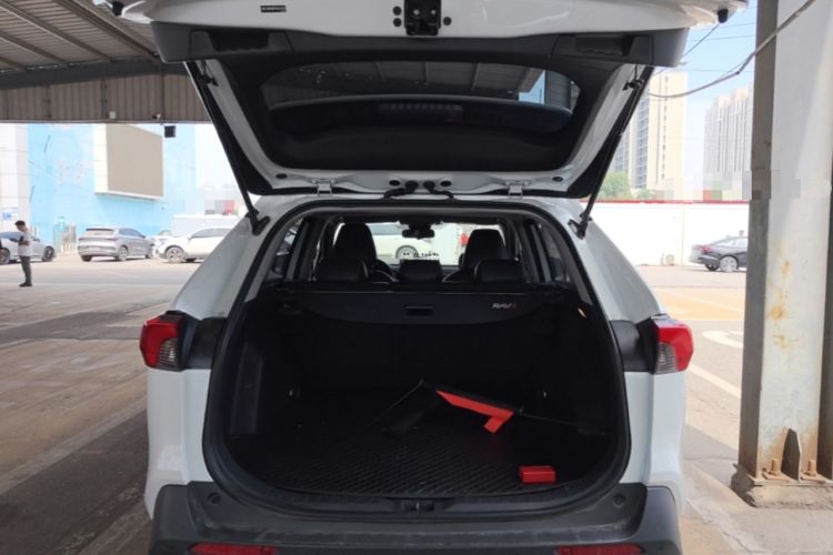 Used Toyota RAV4 2022 2.0L CVT Two-Wheel Drive Fashion Edition Trunk