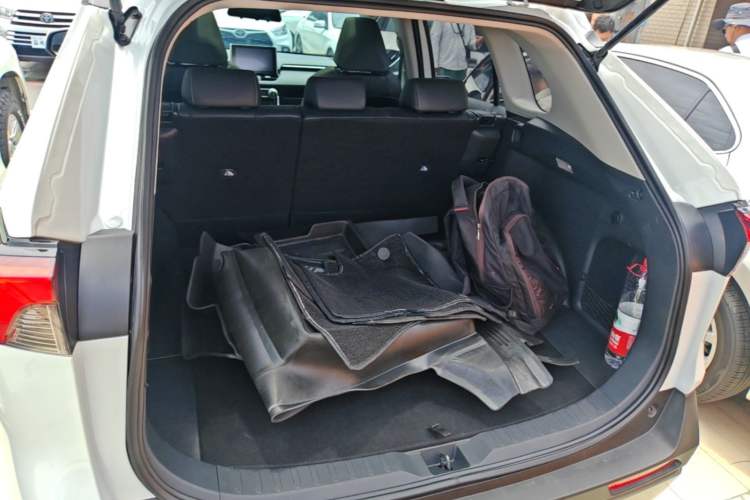 Used Toyota RAV4 2022 2.0L CVT Two-Wheel Drive Fashion Plus Edition Trunk