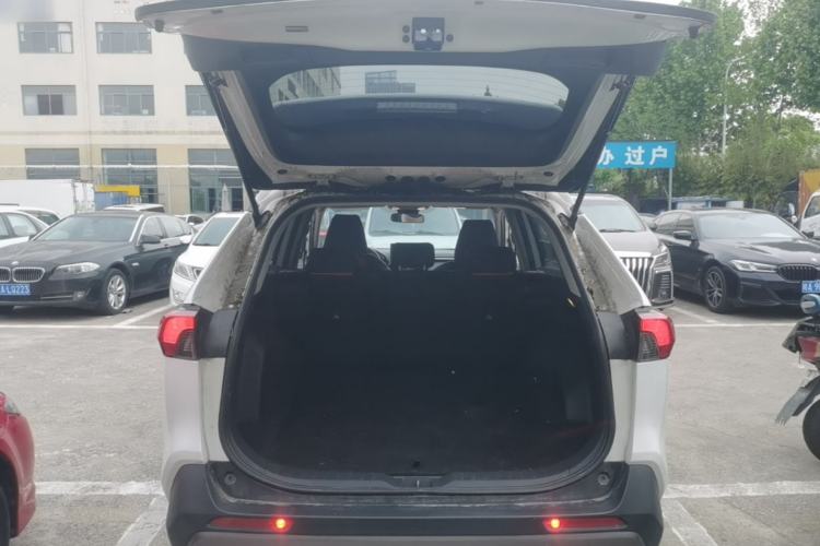Used Toyota RAV4 2022 2.0L CVT Two-Wheel Drive Fashion Edition Trunk