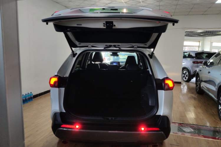Used Toyota RAV4 2022 2.0L CVT Two-Wheel Drive Fashion Plus Edition Trunk