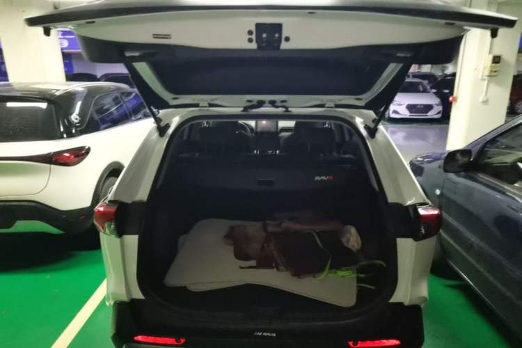 Used Toyota RAV4 2022 2.0L CVT Two-Wheel Drive Fashion Plus Edition Trunk